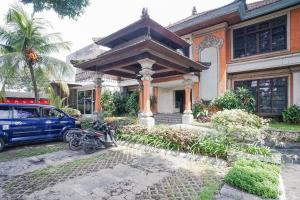 a motorcycle parked in front of a house at Akarsa Transit in Sanur