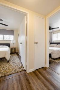 מיטה או מיטות קומותיים בחדר ב-Georgetown Villas Nice Valley 3-4c & Creek Views!