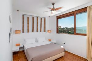 アダマスにあるVillla Eva Milosの白いベッドルーム(ベッド1台、窓付)