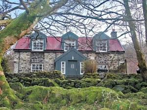 LochdonにあるBut n Benの赤い屋根の大きな石造りの家