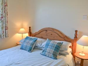 PeasmarshにあるBlenheim Cottage-19652のベッド(青と白の枕2つ付)