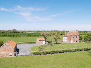 uma vista aérea de uma quinta com uma casa em Somer Leyton Cottage em Chapel Saint Leonards