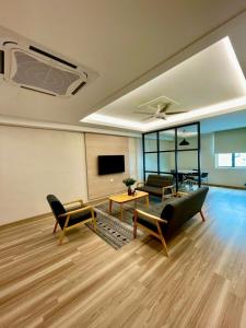 sala de estar con sofá y TV en Savana Hotel & Serviced Apartments en Kuala Perlis