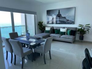 uma sala de estar com uma mesa e cadeiras e um sofá em Torre EME Department em Mazatlán