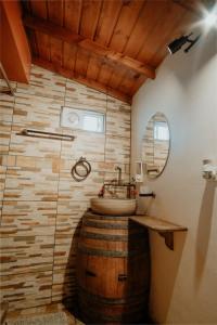 y baño con lavabo de barril y techo de madera. en Cabaña R y A Valle de Guadalupe, en Valle de Guadalupe