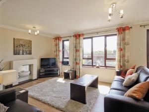 a living room with a couch and a tv at Pine View - E5473 in Cromer