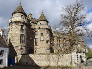 een oud kasteel met een boom ervoor bij Invergyle - Uk40566 in Falkland