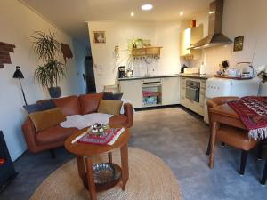 een woonkamer met een bank en een tafel en een keuken bij Vintage Holiday Home in Kamperland in Kamperland