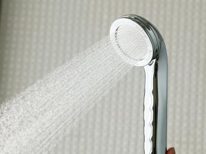 un cabezal de ducha con agua saliendo de él en APA Hotel Asakusa Kuramae Kita, en Tokio