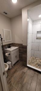 een badkamer met een toilet, een wastafel en een douche bij Beyond Comfort in Hinesville