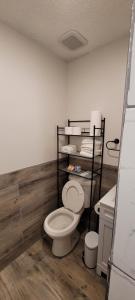 een badkamer met een toilet en een plank met handdoeken bij Beyond Comfort in Hinesville