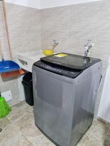 eine Küche mit einer Spüle auf dem Kühlschrank in der Unterkunft Aparta Estudio 2 Camas - Parqueadero para Moto - Ibagué - Ciprés in Ibagué