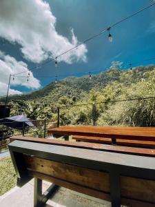 Una imagen general de la montaña o una montaña tomada desde la villa