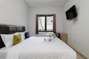 Postel nebo postele na pokoji v ubytování Urbanview Hotel Pasar Baru Jakarta by RedDoorz