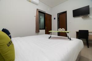 TV a/nebo společenská místnost v ubytování Urbanview Hotel Pasar Baru Jakarta by RedDoorz