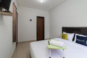 Postel nebo postele na pokoji v ubytování Urbanview Hotel Pasar Baru Jakarta by RedDoorz
