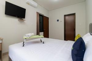 Postel nebo postele na pokoji v ubytování Urbanview Hotel Pasar Baru Jakarta by RedDoorz