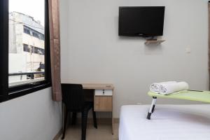 TV a/nebo společenská místnost v ubytování Urbanview Hotel Pasar Baru Jakarta by RedDoorz