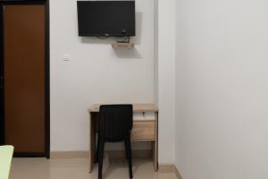TV a/nebo společenská místnost v ubytování Urbanview Hotel Pasar Baru Jakarta by RedDoorz