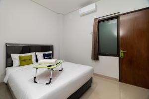 Postel nebo postele na pokoji v ubytování Urbanview Hotel Pasar Baru Jakarta by RedDoorz