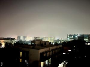 Blick auf die Skyline der Stadt mit Gebäuden in der Unterkunft Hotel East park Electronic City in Bangalore