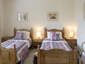 2 camas individuales en un dormitorio con 2 lámparas en Anchorage, en Maidens