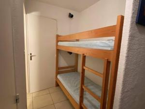 Двох'ярусне ліжко або двоярусні ліжка в номері Appartement Port Barcarès, 2 pièces, 6 personnes - FR-1-81-467