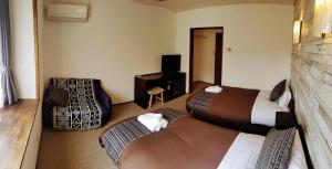 White Tree Lodge Madarao Tangram的电视和/或娱乐中心