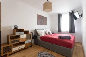 1 dormitorio con 1 cama con manta roja y vestidor en NEW ShalalaLiving Vienna - Lovely Family Home near Schönbrunn - PG, en Viena