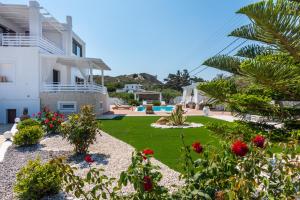 Blick auf den Garten eines Hauses mit Blumen in der Unterkunft Villla Eva Milos in Adamas