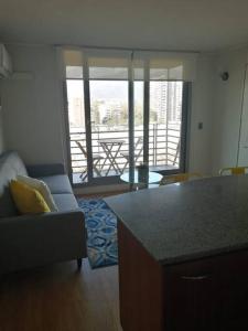 a living room with a couch and a table at Dpto Pedro de Valdivia, cercano a Costanera Center in Santiago