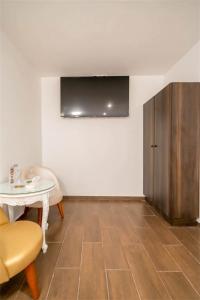 salon ze stołem i telewizorem na ścianie w obiekcie Manantial Hostal No.004 w mieście Lima