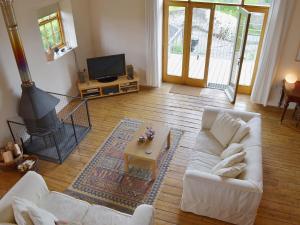 Little Burcott Loft في Wookey: غرفة معيشة مع أريكة بيضاء ومدفأة