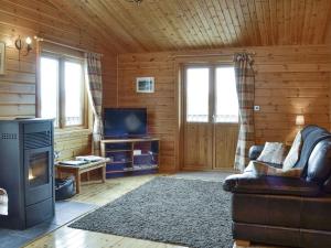 a living room with a couch and a television at The Larches - E4651 in Mainstone