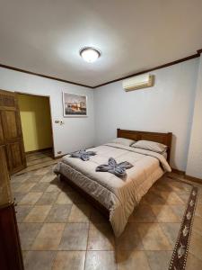 1 dormitorio con 1 cama grande en una habitación en บ้านทรายแก้ว 129HOUSE, en Klaeng