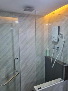 una ducha en un baño con pared de cristal en Sri Sayang Home Stay, en George Town