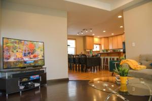 sala de estar con TV y cocina en Cute Artsy Sleep16 large parking, near parks, OSU, en Albany