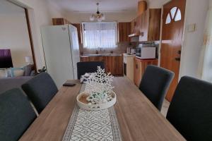 een keuken met een houten tafel met stoelen en een eetkamer bij Sunset Lake View in Windang