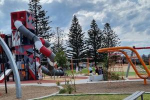 een park met een speeltuin met een glijbaan bij Sunset Lake View in Windang