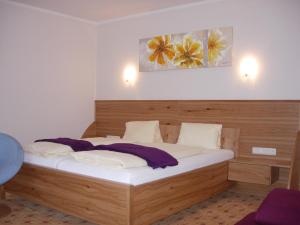 Letto o letti in una camera di Erlebnis-Hotel-Appartements