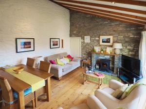 Dunvant的住宿－戴爾瑞鄉村別墅，带沙发和壁炉的客厅