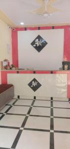 Zimmer mit großer Leinwand in der Unterkunft Hotel A Star & Restaurant By WB Inn in Ghaziabad