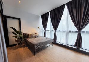 Tempat tidur dalam kamar di Bangsar Trade Centre Kuala Lumpur by SkyLimit Suites