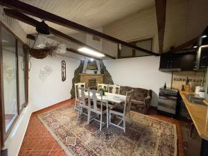 a kitchen and dining room with a table and chairs at Ada-Ini House in Craiova