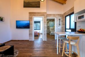 a kitchen and living room with a table and chairs at מול בנטל in Ein Zivan