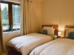 Duas camas num quarto com uma janela em Cairn View em Strachan