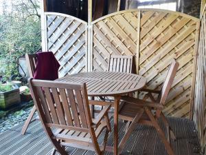una mesa de madera y 2 sillas en el patio en Meadowbank Lodge, en Staveley