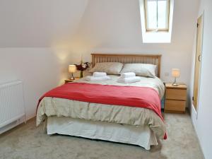 een slaapkamer met een bed met twee handdoeken erop bij Holly in Fletching