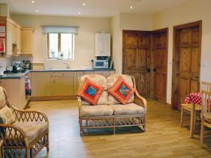 ein Wohnzimmer mit einem Sofa und einer Küche in der Unterkunft Hardwick in Nettleton