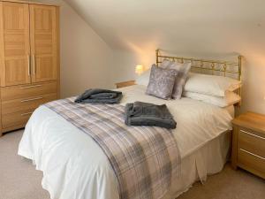 Una cama o camas en una habitación de Brow Cottage - UK5512